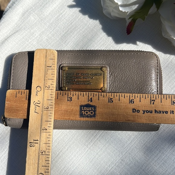 MARC by MARC JACOBS Classic Wallet. Color :MUSHROOM - Picture 13 of 17